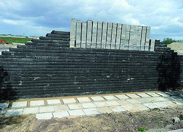 Retaining wall at the stepped bridge structure for the construction of a bridge.