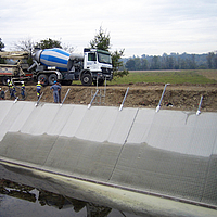 Filling the Incomat Standard concrete mat with liquid concrete