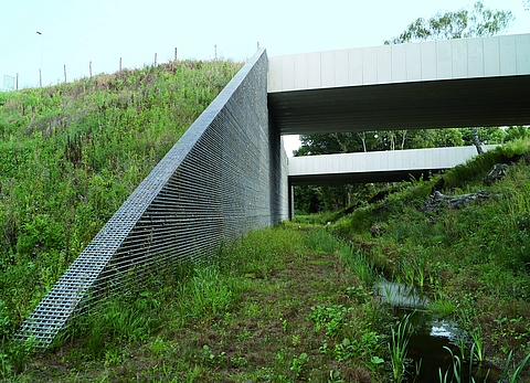 The bridge is being stabilised using Fortrac Nature.