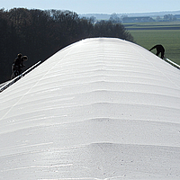 Covering the light ridge with fabric foil in a dairy barn in Südlohn