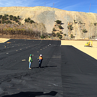 Workers inspecting Huesker Canal³ membrane installation