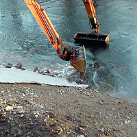 Installation of concrete mats and securing by coherent revetment on the bank side of a river