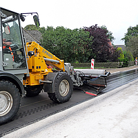 Wheel loader with laying traverse lays SamiGrid® composite material