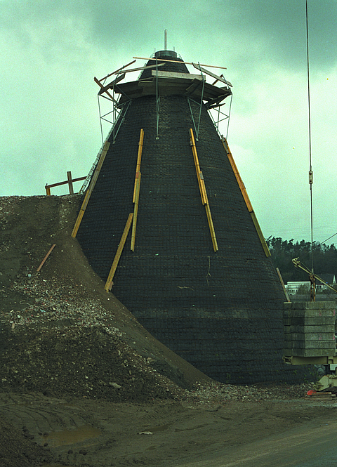 Construction of a high noise barrier using geogrids