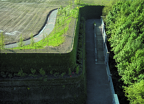 Completed high noise barrier with one access point