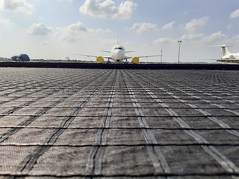 Flugzeug rollt über eine mit HaTelit verkleidete Rollbahn