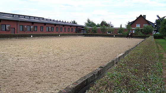 Riding arena reinforced with the Lubratec separation layer