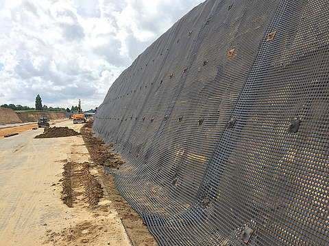 Steep wall stabilised by Fortrac Systems