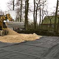 Excavator installs Lubratec separation layer in the ground