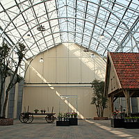 Greenhouse with UmbraTex Air shading system for targeted light control
