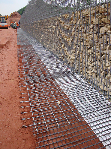 Close-up of the Fortrac gabion used in combination with a supporting structure.