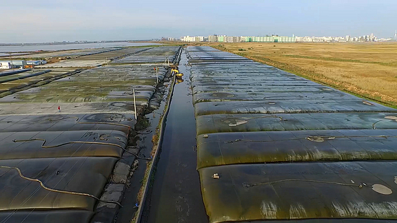 Customizable sludge filling with SoilTain dewatering hoses Flexible filling quantity with SoilTain drainage hoses