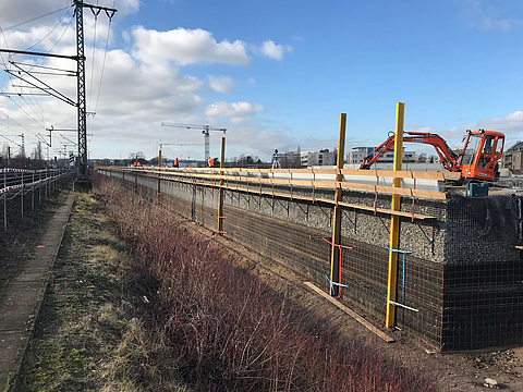 Baustelle für Lärmschutzwall am Güterbahnhof Köln-Ehrenfeld