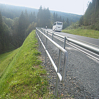 Federal highway directly on steep, geosynthetic-reinforced support structure