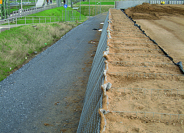 Filled noise barrier with Fortrac gabion for stabilisation