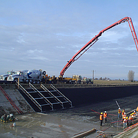 Concrete pouring over Huesker Canal³ membrane in large channel