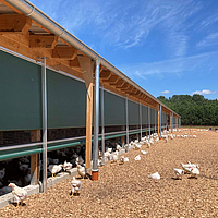 Wrap-around ventilation as transition from winter garden to free-range outlet for organic broiler chickens