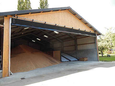 Lubratec folding front as wind and weather protection for the feed store